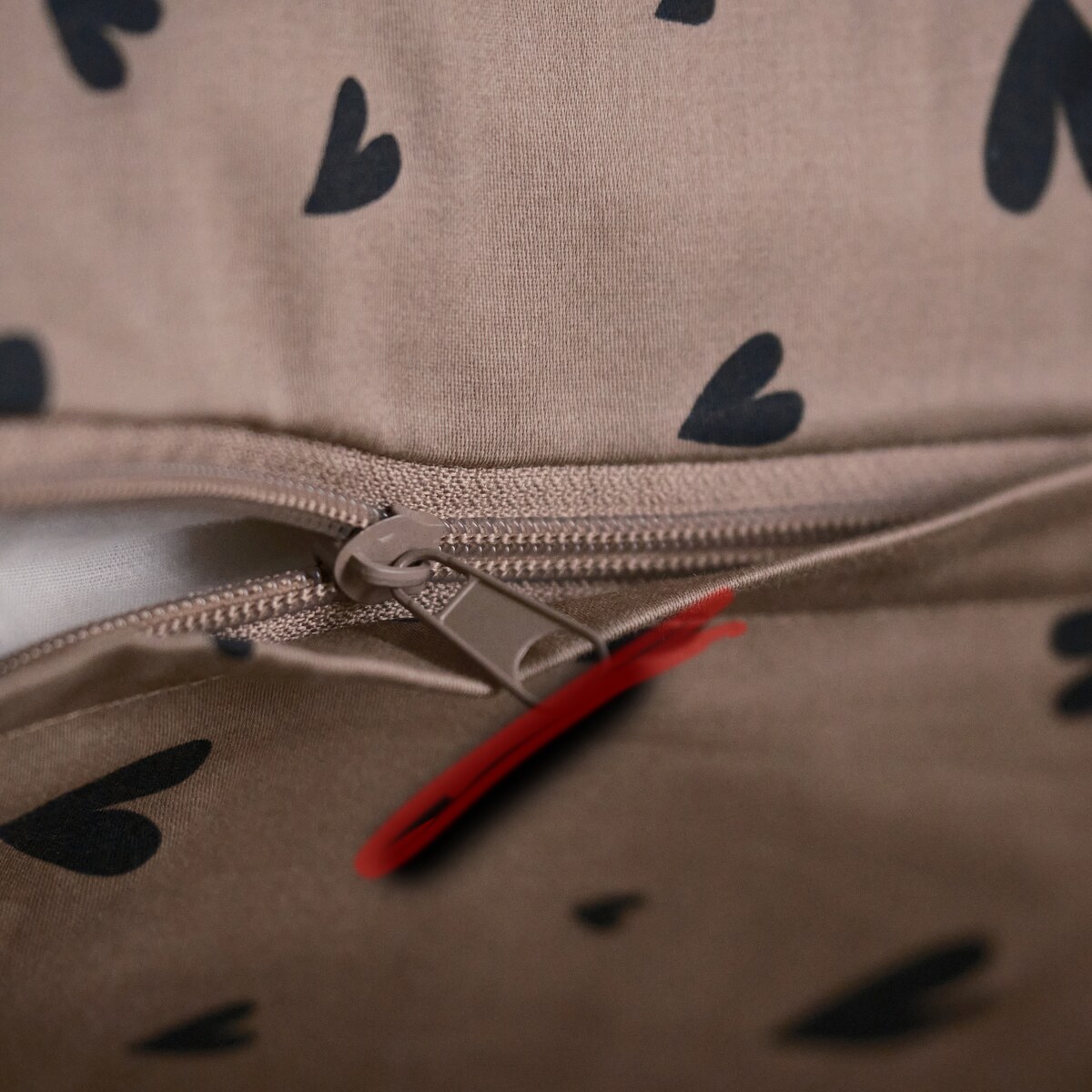 Pościel z bawełny satynowej z lamówką Malorina 200x220 cm z motywem serc