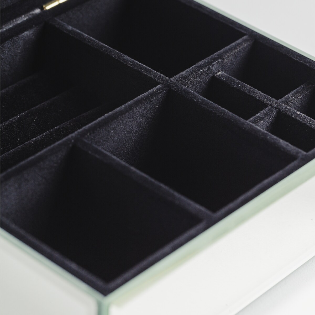 Szklana szkatułka na biżuterię z ozdobnym zapięciem mirro