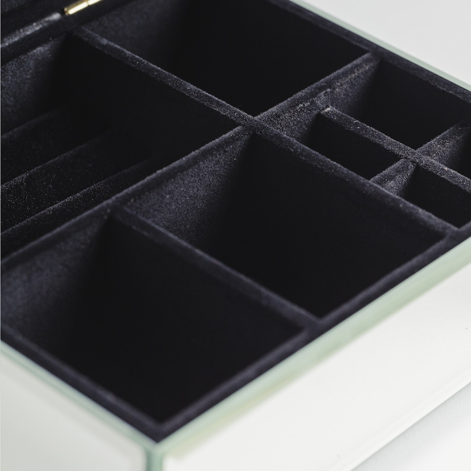 Szklana szkatułka na biżuterię z ozdobnym zapięciem mirro