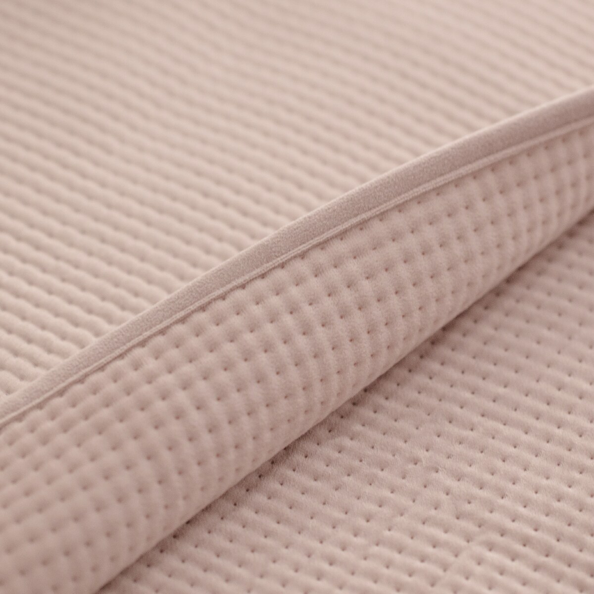 Jednokolorowa narzuta na łóżko z wytłoczonym wzorem Pontoso 200x220 cm