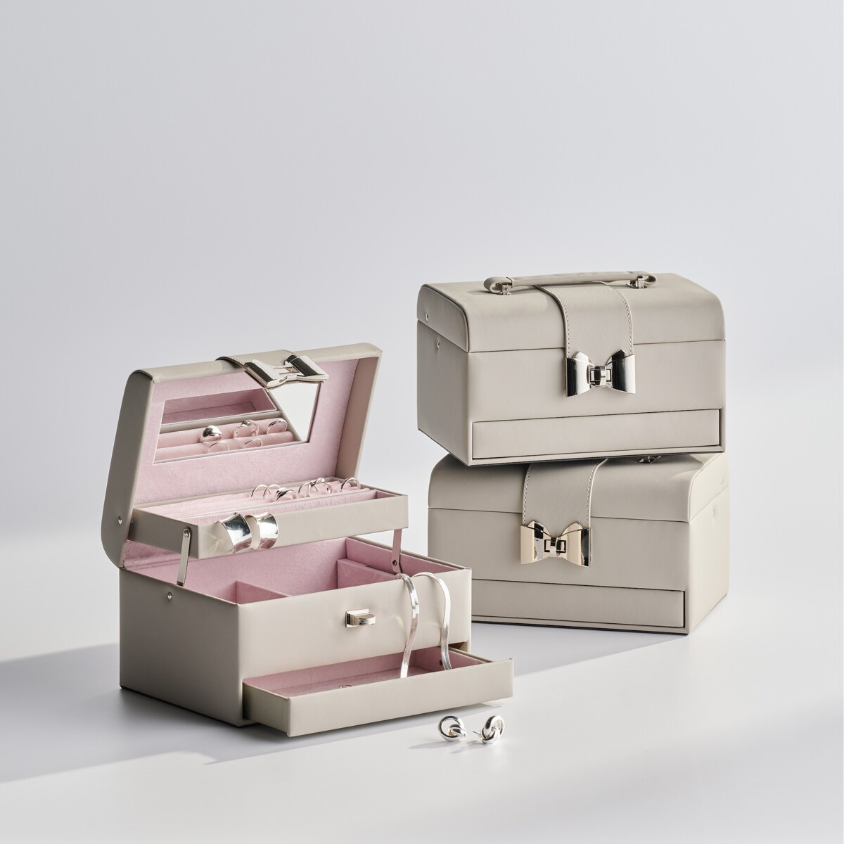 Kuferek na biżuterię z motywem kokardy patty