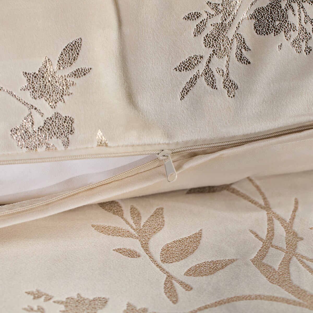 Pościel welwetowa ze złotym nadrukiem Pansema 200x220 cm z motywem postaci