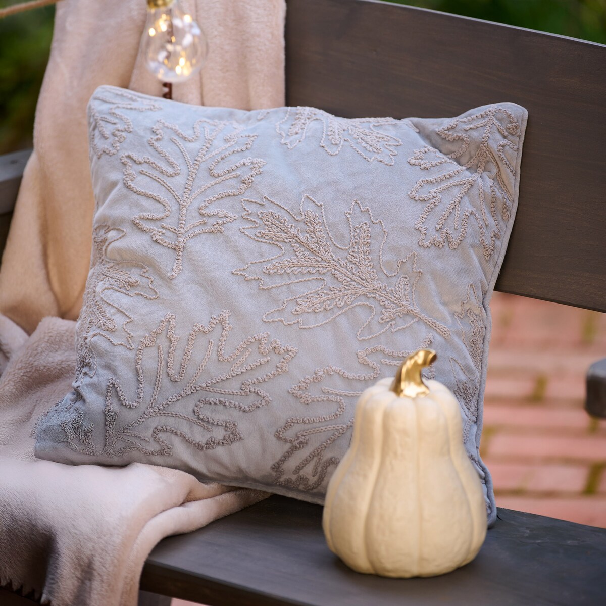 Poszewka Haftowana Maple 45x45 cm z motywem liściastym