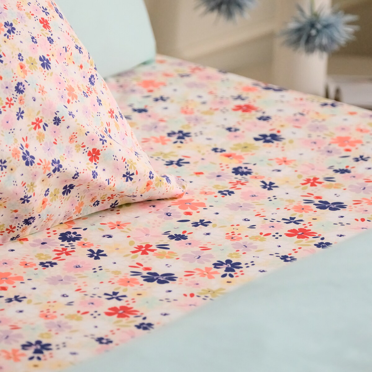 Prześcieradło z mikrofibry z gumką Bloomi 140x200 cm z motywem kwiatowym