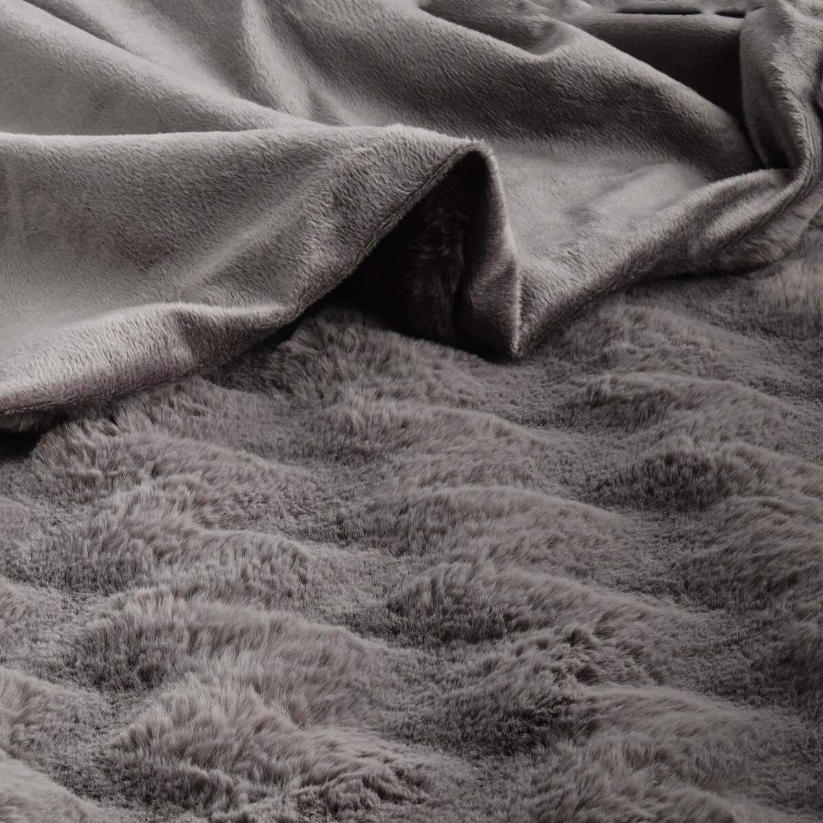 Jednokolorowa futrzana narzuta na łóżko Pilora 180x200 cm