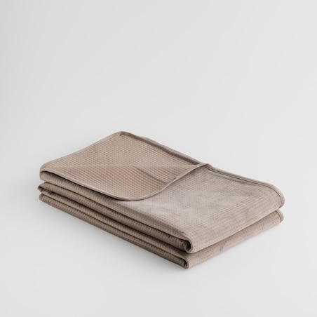 Jednokolorowa narzuta na łóżko z wytłoczonym wzorem Pontoso 200x220 cm