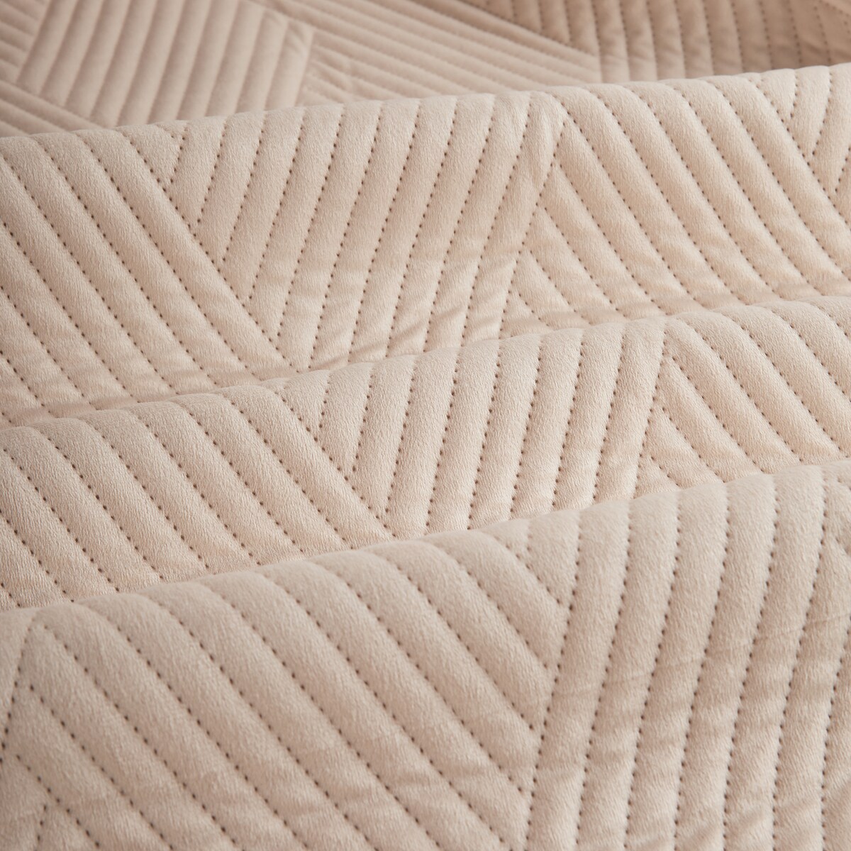 Jednokolorowa narzuta na łóżko z wytłoczonym wzorem geometrycznym Trialett 200x220 cm