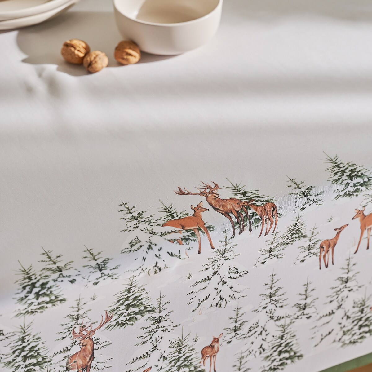 Obrus z nadrukiem Hirvos 130x180 cm z motywem zwierząt leśnych