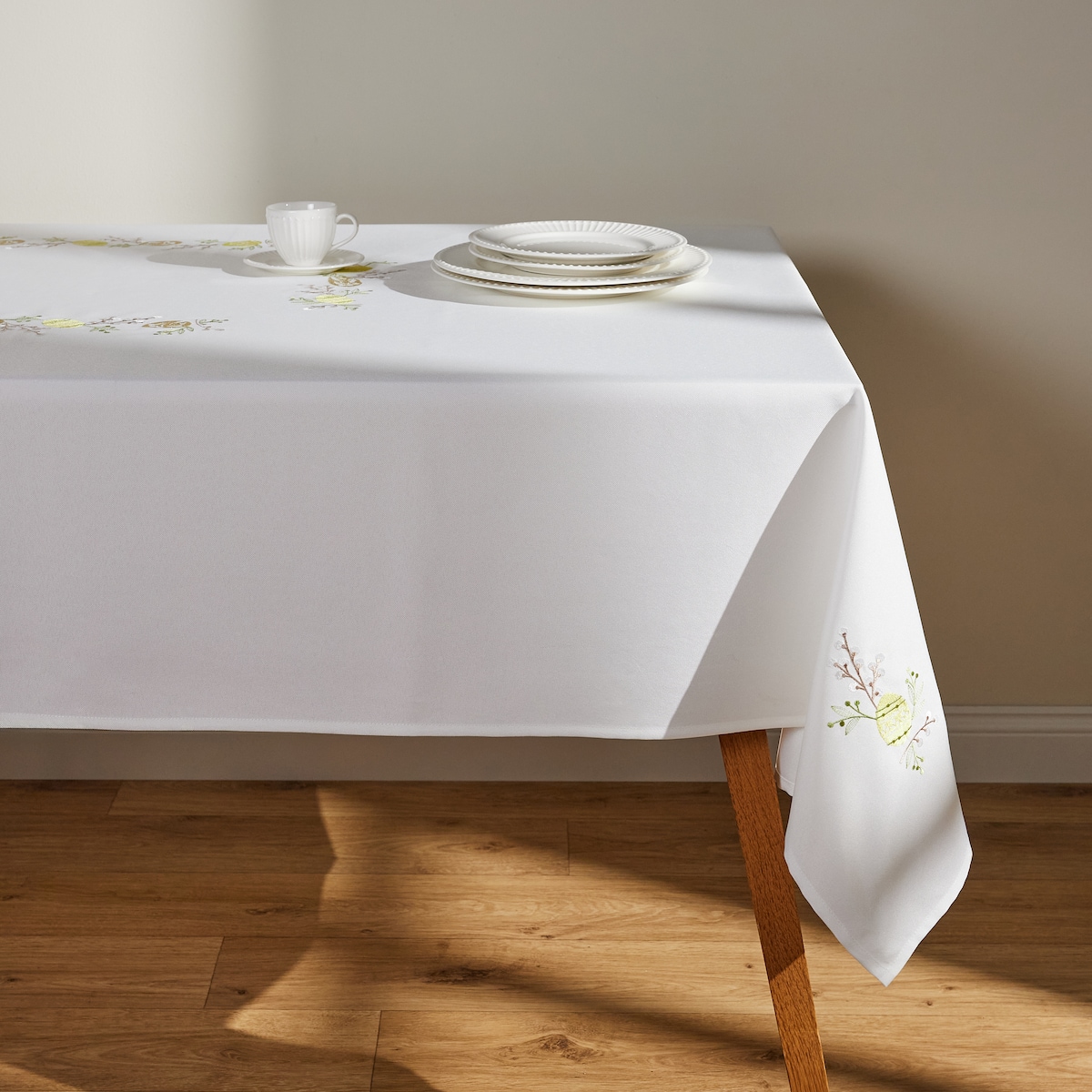 Obrus Haftowany Catkins 150x360 cm z motywem bazi