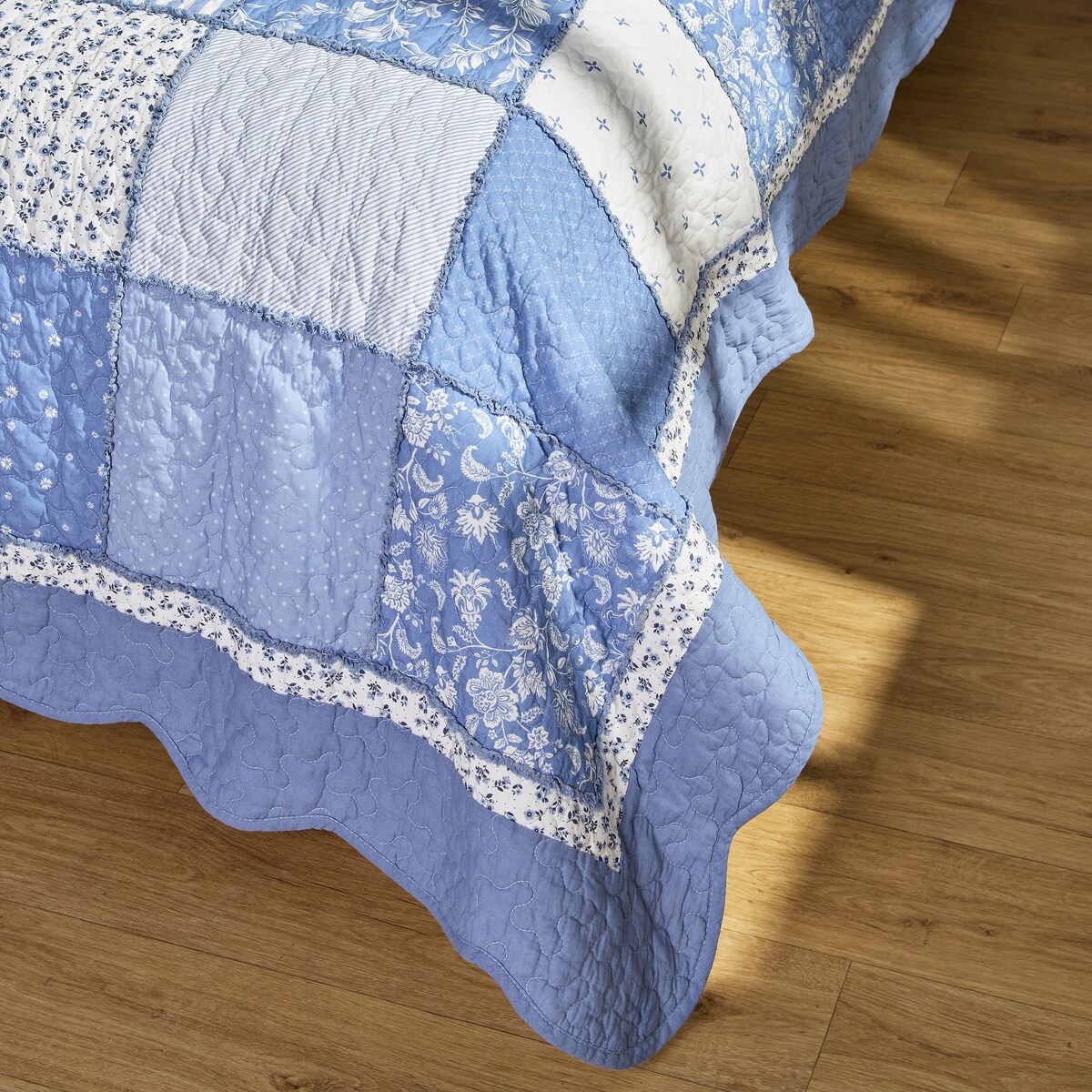 Patchwork narzuta na łóżko Cottage 200x220 cm z motywem kwiatowym