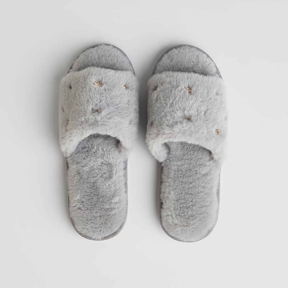 Kapcie Nulino z motywem gwiazdy