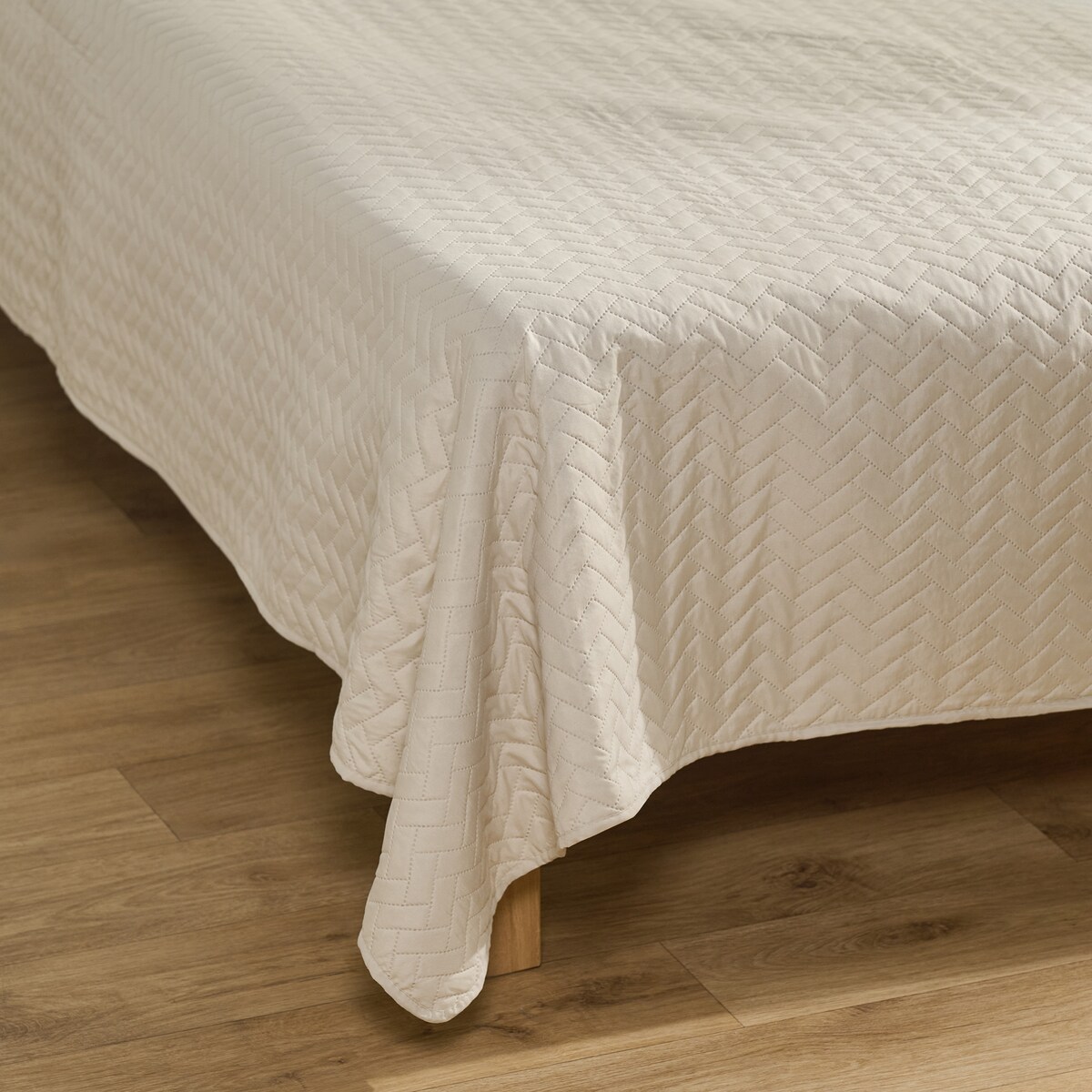 Jednokolorowa narzuta na łóżko z wytłoczonym wzorem Twist 170x210 cm