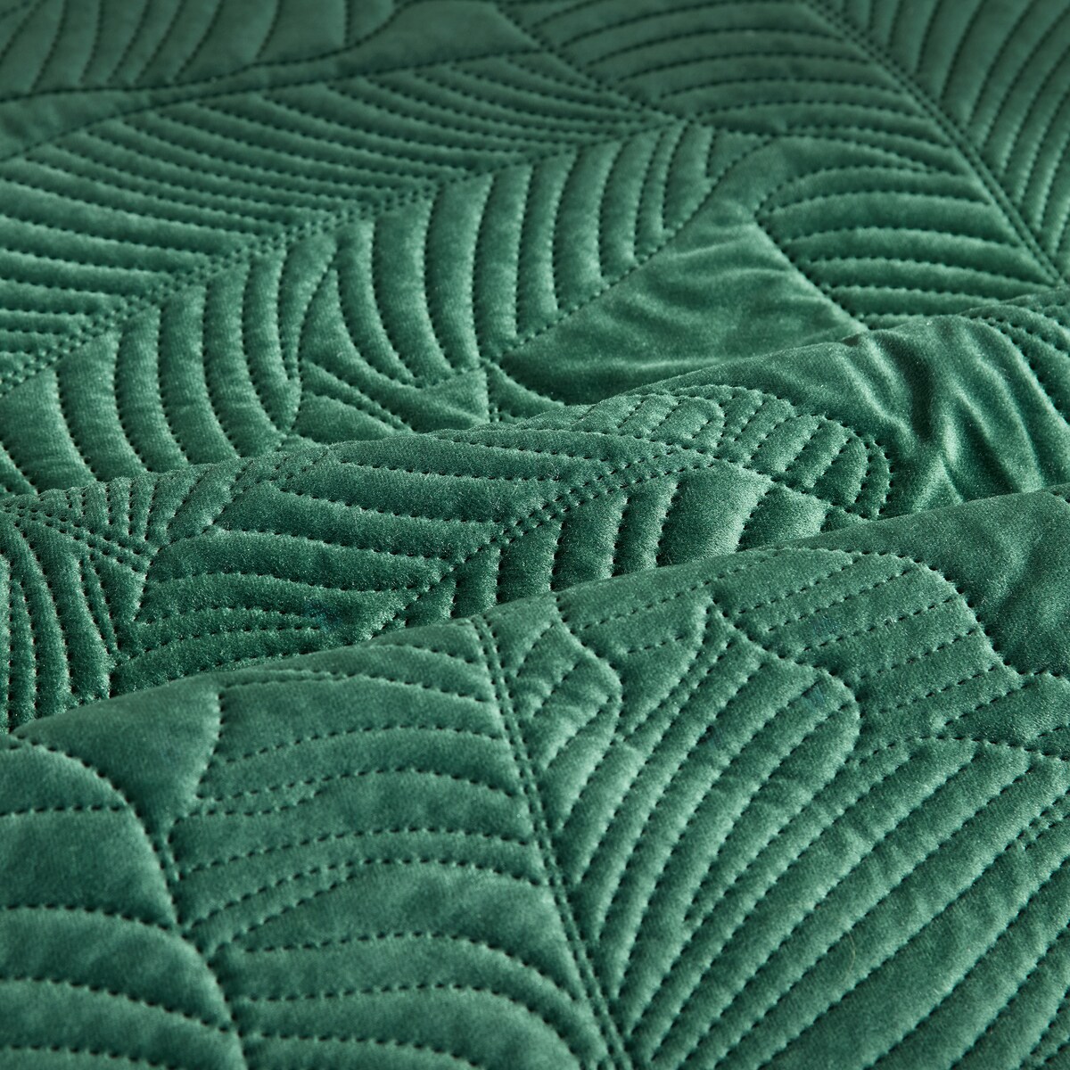 Jednokolorowa narzuta na łóżko z przeszywanym wzorem Nounis 200x220 cm z motywem roślinnym