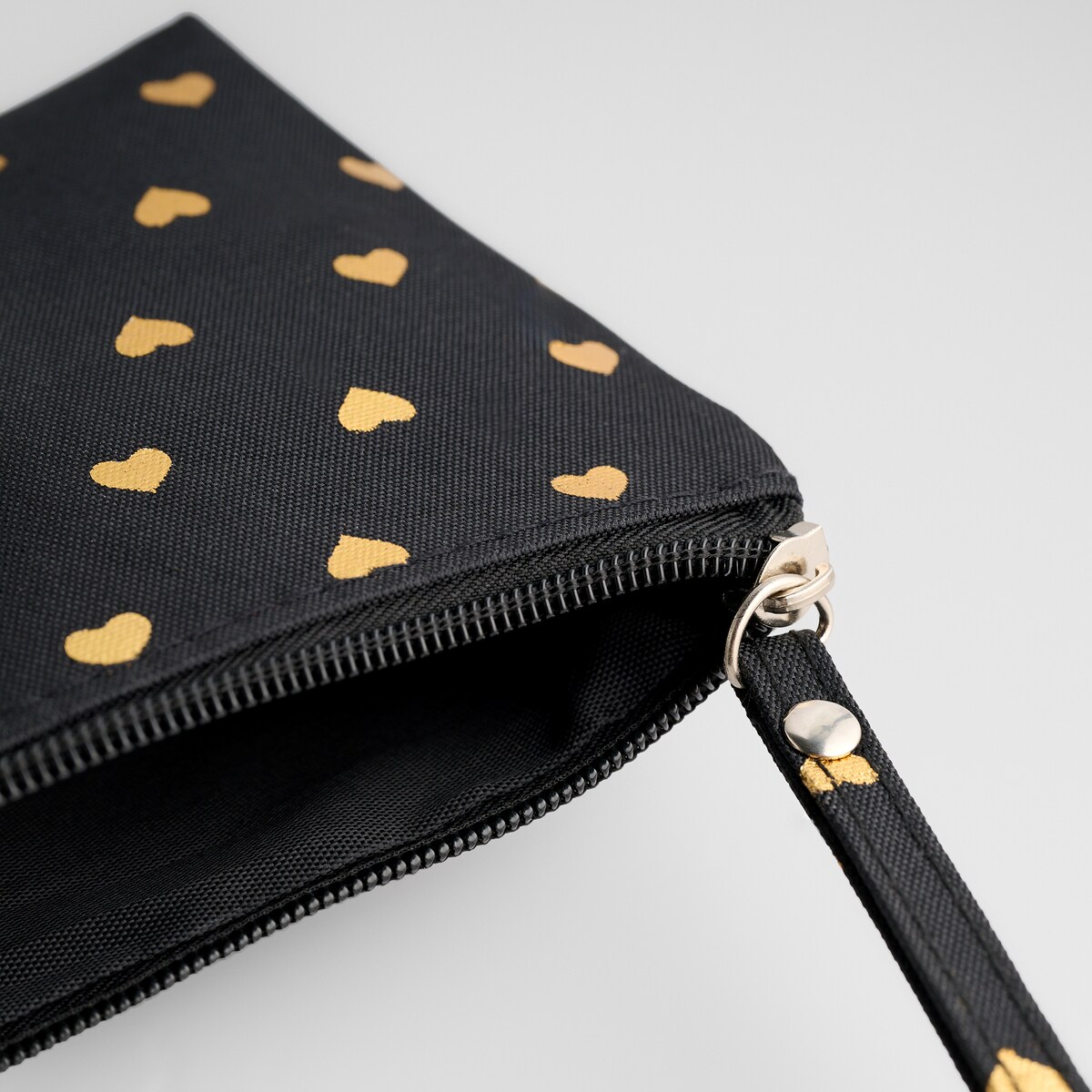 Saszetka Bustina z motywem serc