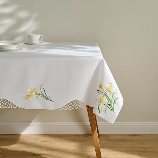 Obrus Haftowany Dafodil 130x174 cm z motywem kwiatowym