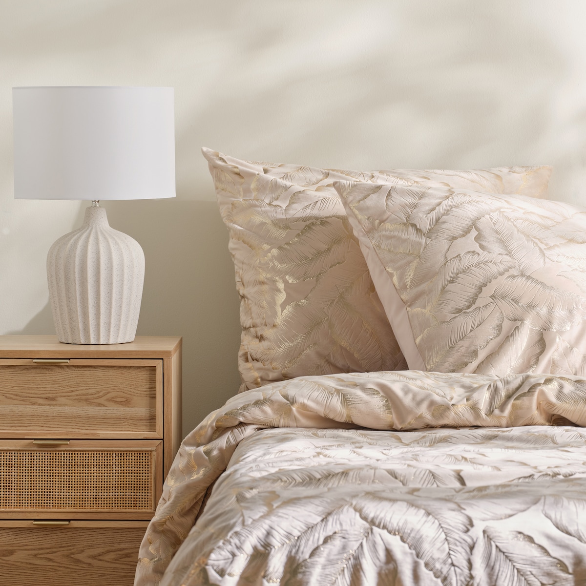 Pościel welwetowa ze złotym nadrukiem Foglare 200x220 cm z motywem liściastym