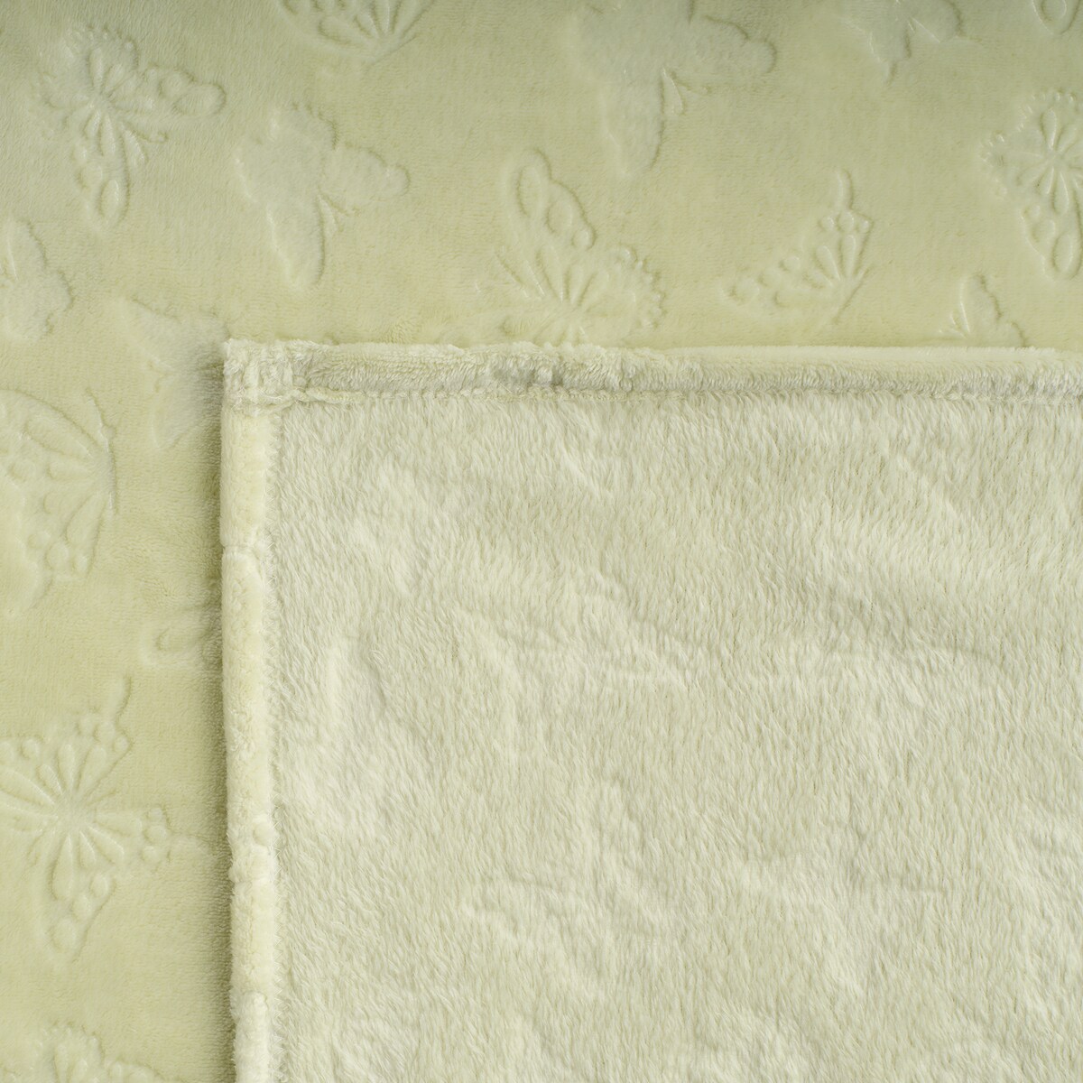 Jednokolorowy koc z wytłoczonym wzorem Yriale 150x200 cm