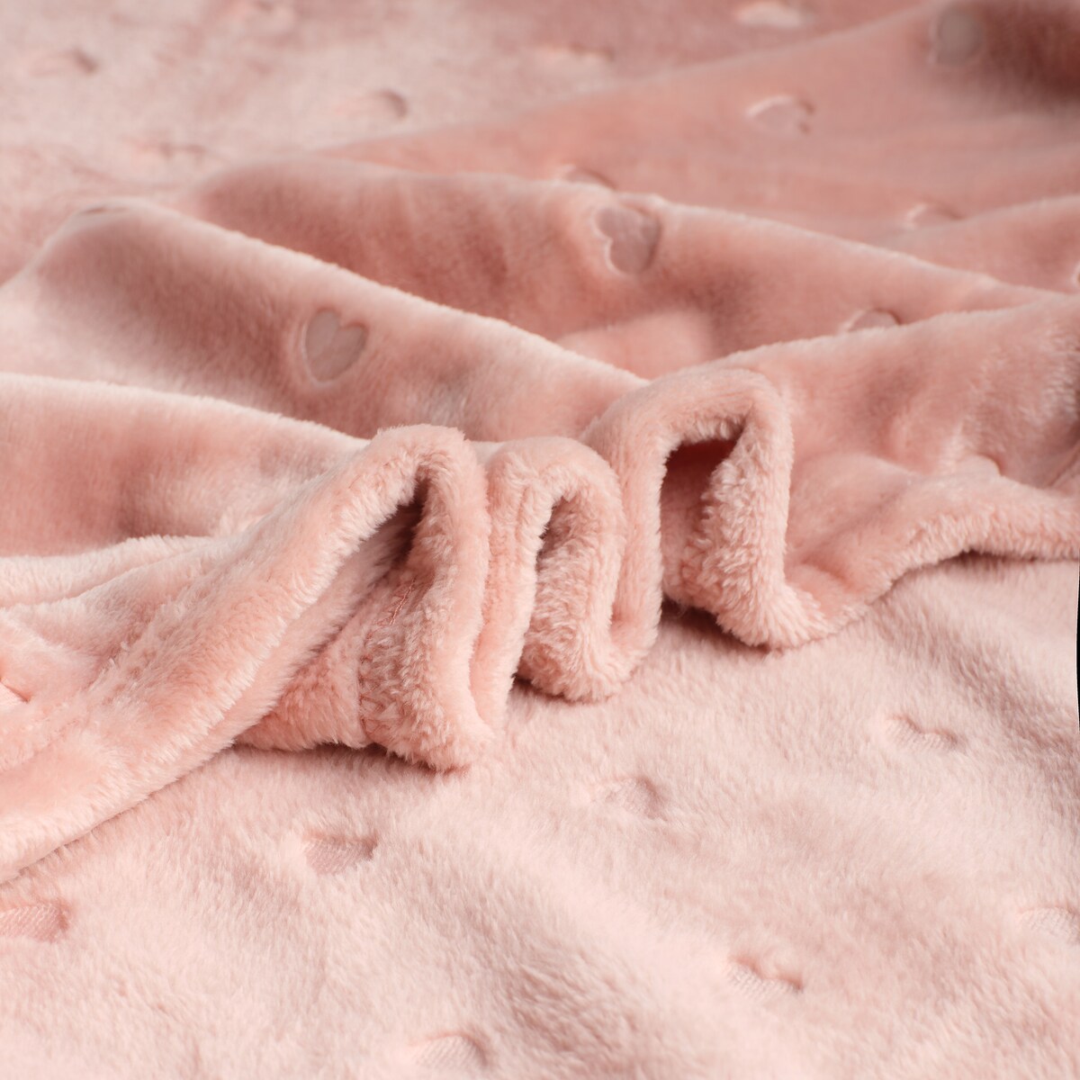 Jednokolorowy koc z wytłoczonym wzorem Kisalis 150x200 cm z motywem serc