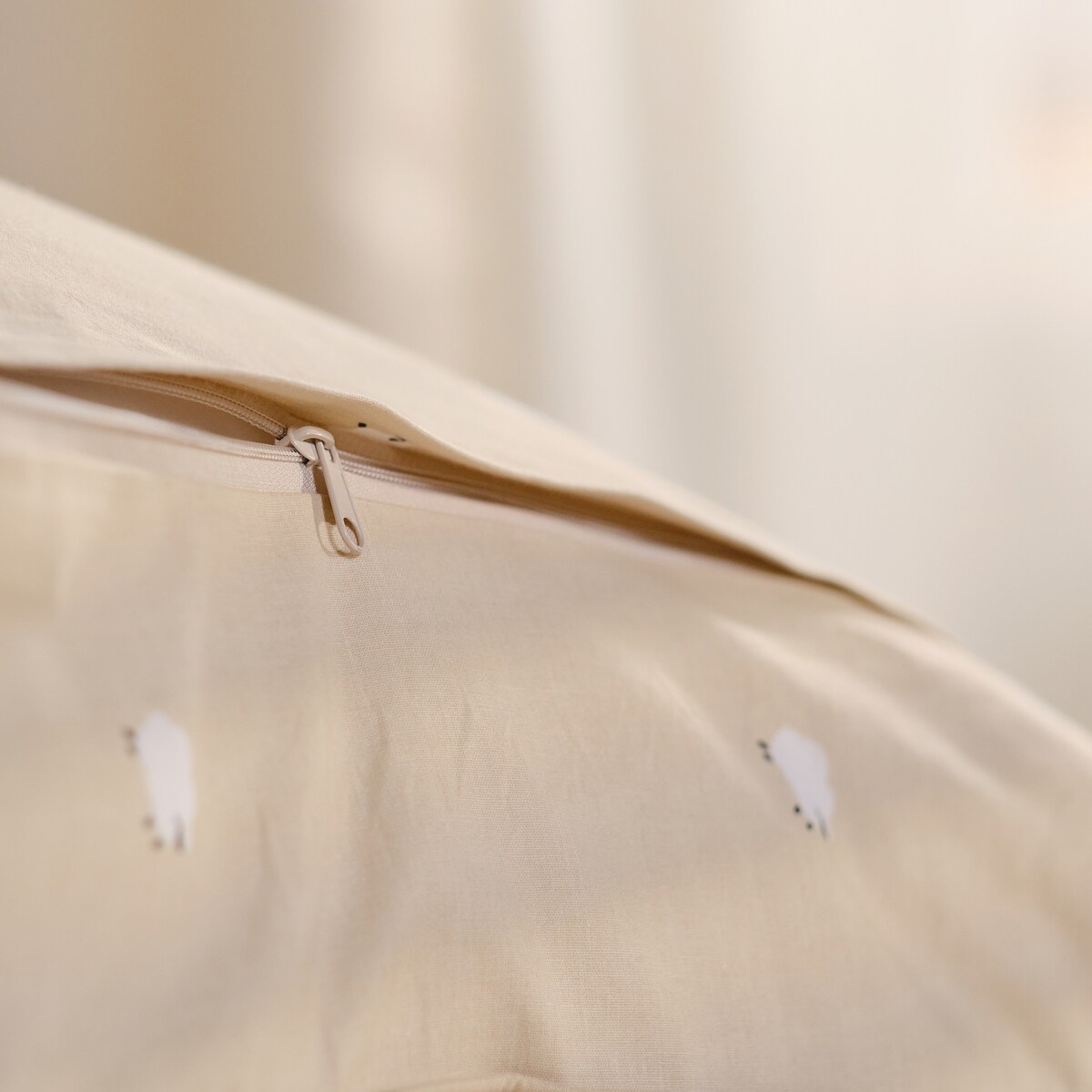 Pościel bawełniana z lamówką Sheeperiso 200x220 cm z motywem baranka