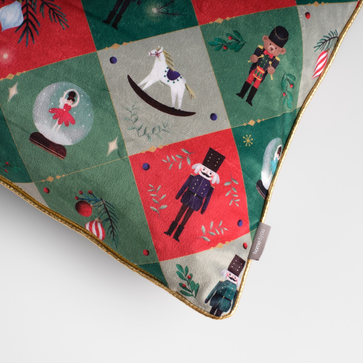 Poszewka z nadrukiem Nutpatcher 45x45 cm z motywem dziadka do orzechów