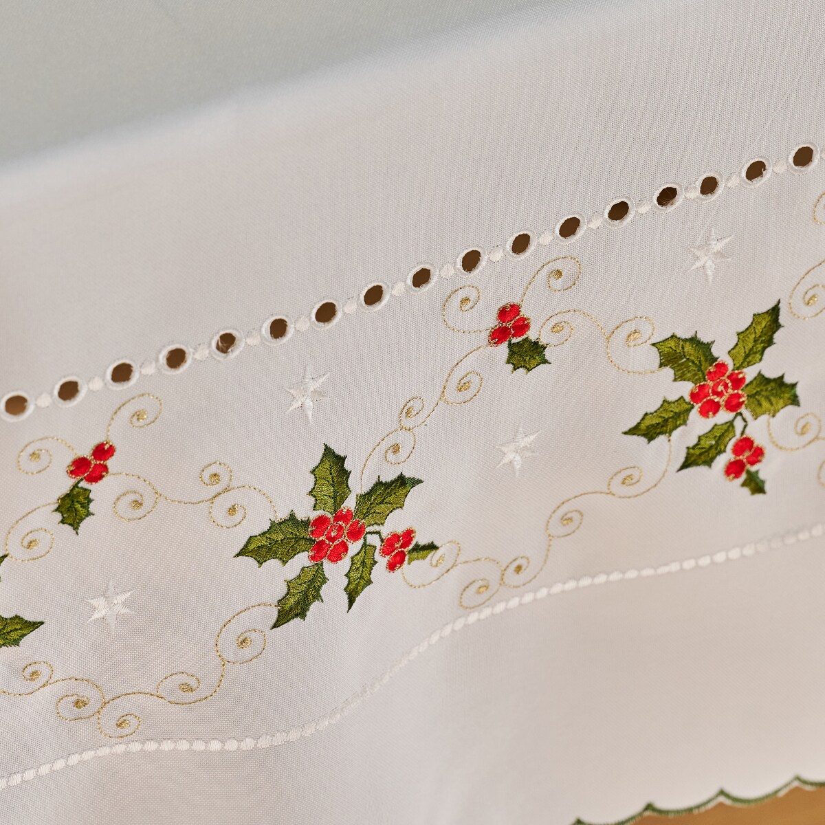 Obrus Haftowany Merrila 147x220 cm z motywem gwiazdy betlejemskiej