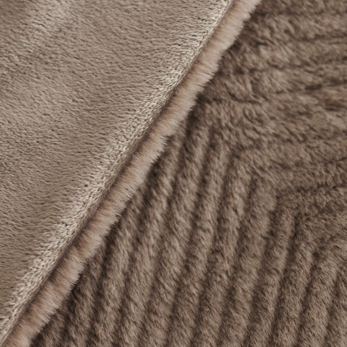 Narzuta Futrzana Przeszywana w Geometryczny Wzór Abraco 200x220 cm