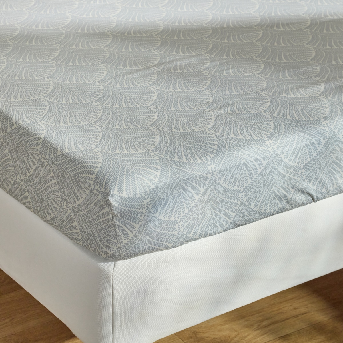 Prześcieradło z bawełny satynowej z gumką Dianosa 180x200 cm z motywem liściastym