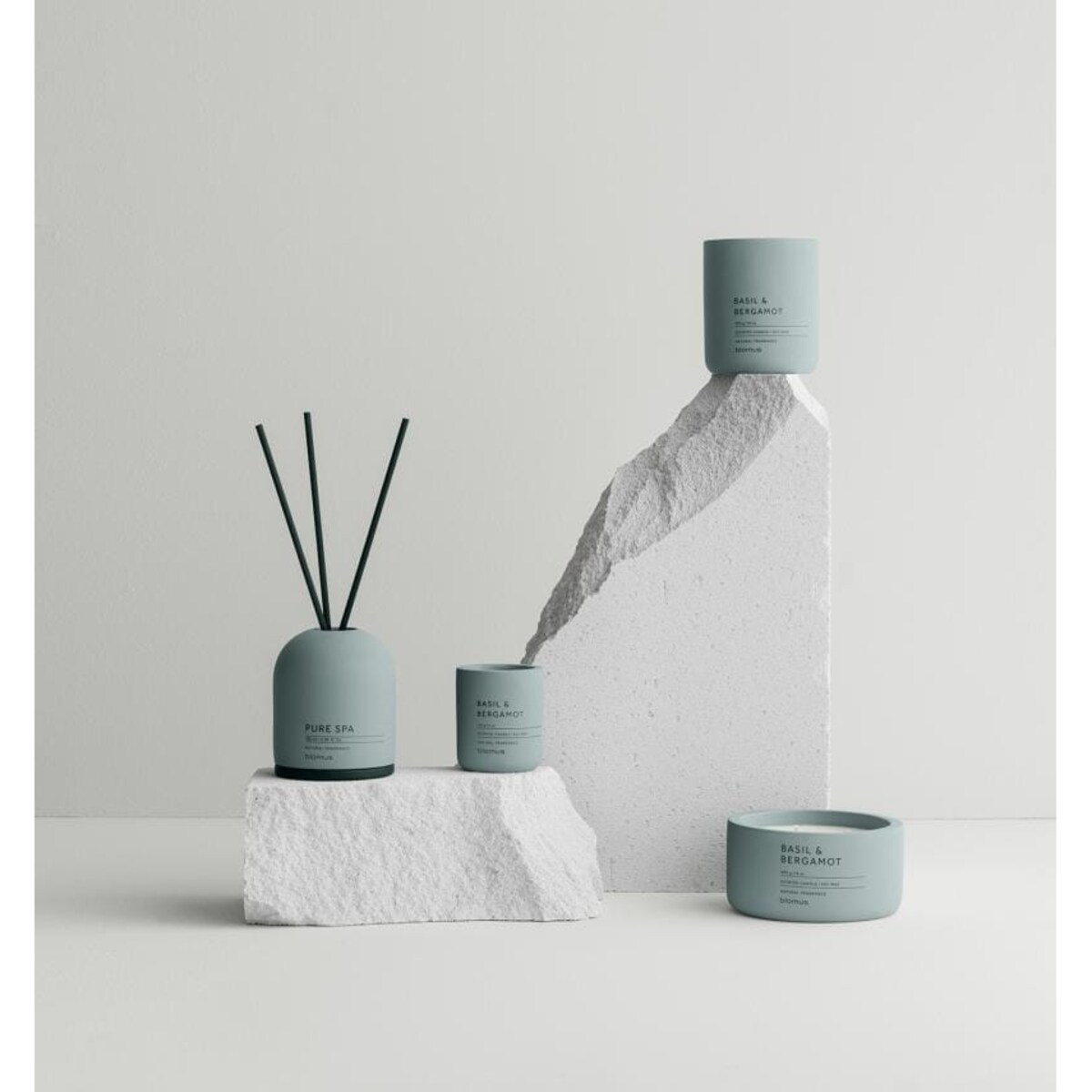 Świeca zapachowa FRAGA, Basil & Bergamot - Pine Gray, 25 h