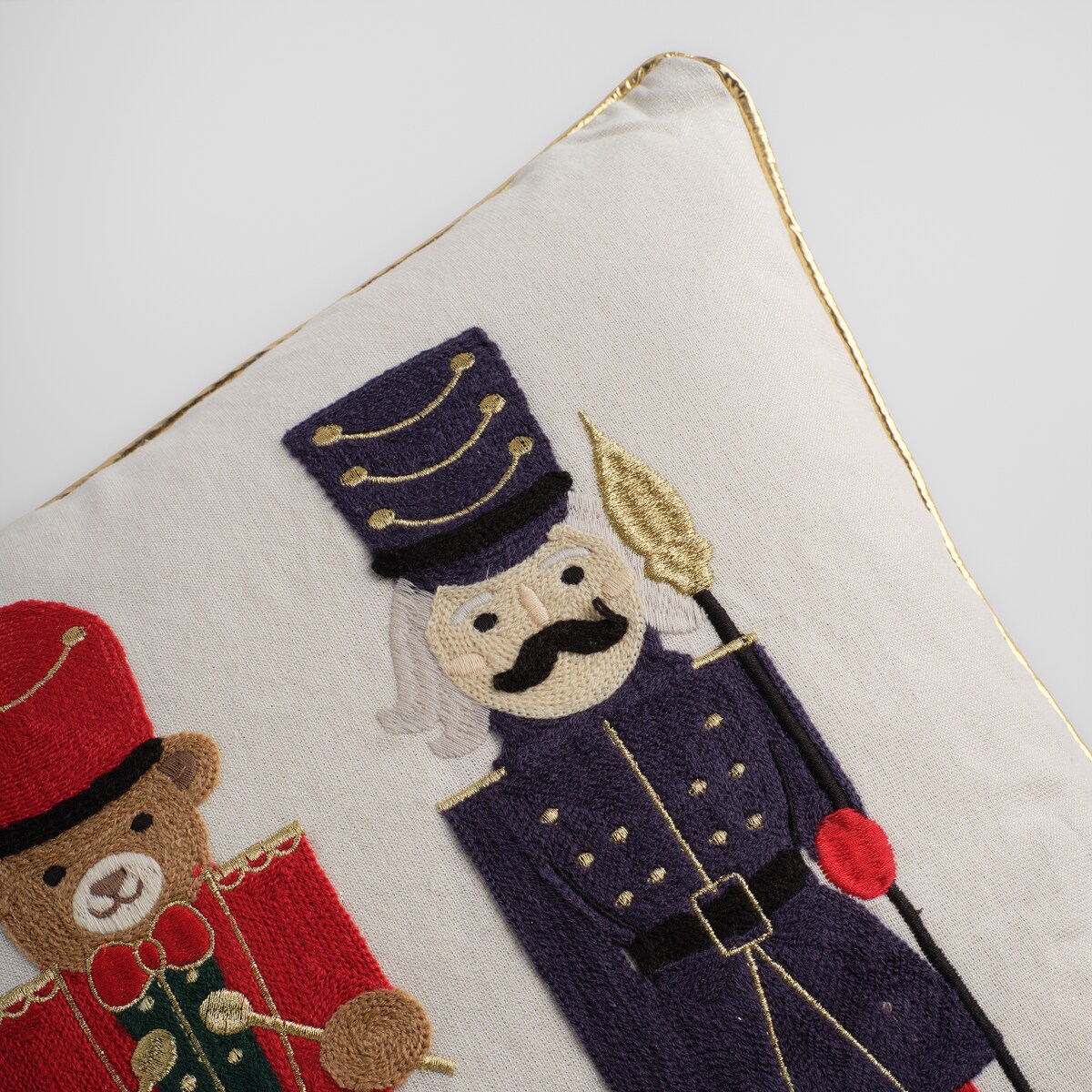 Poszewka Haftowana Nutpacheris 45x45 cm z motywem dziadka do orzechów