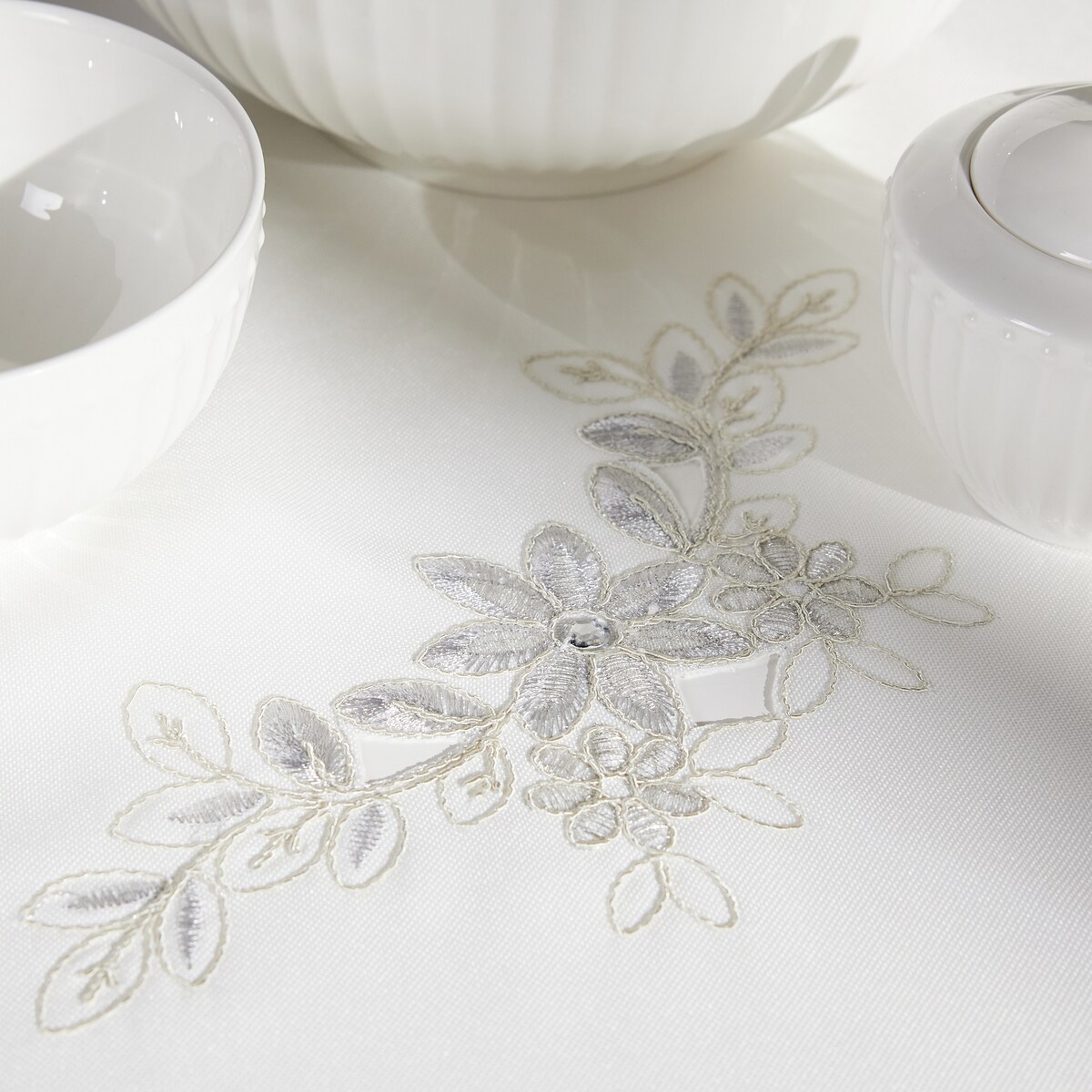 Obrus okrągły Adelaida 2 ? 160 cm z motywem kwiatowym