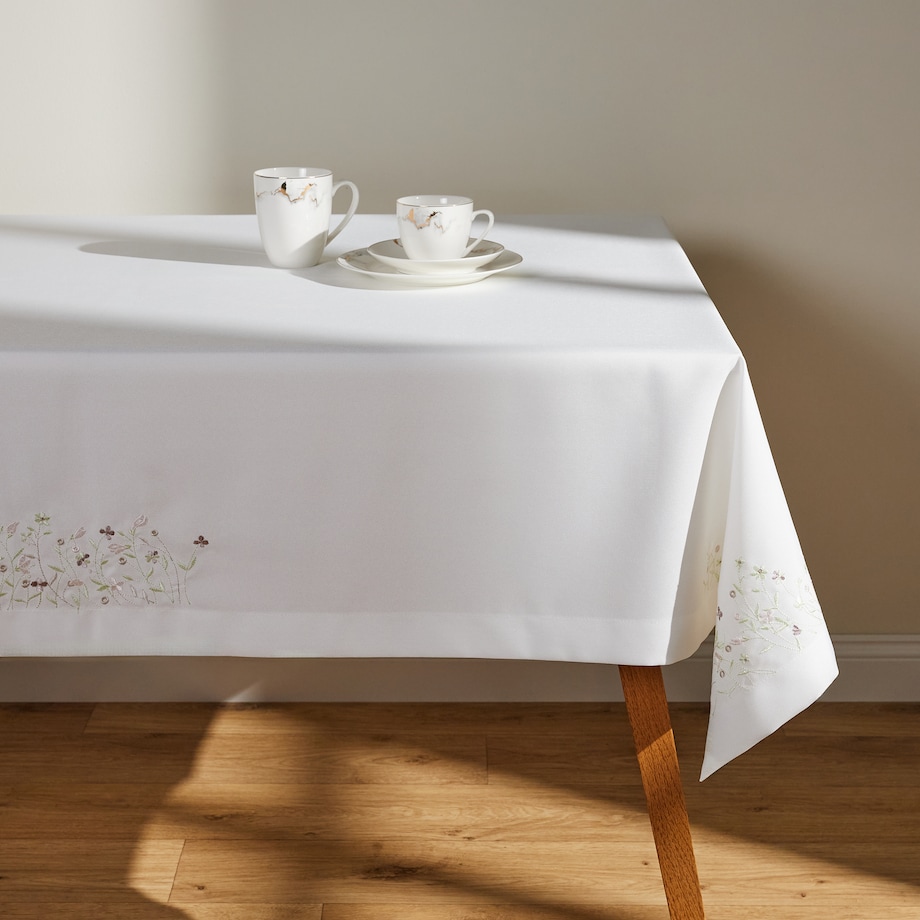 Obrus Haftowany Pineli 150x220 cm z motywem kwiatowym