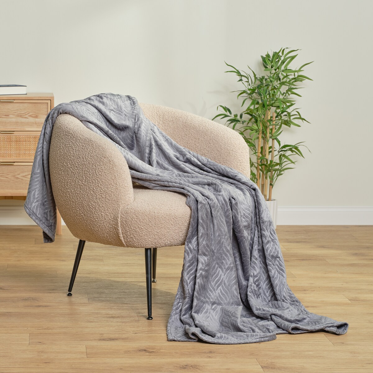 Jednokolorowy koc z wytłoczonym wzorem Esme 150x200 cm