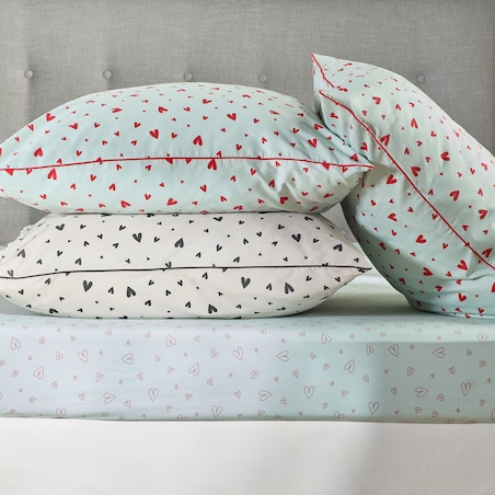 Prześcieradło z bawełny satynowej z gumką Malorinka 180x200 cm z motywem serc