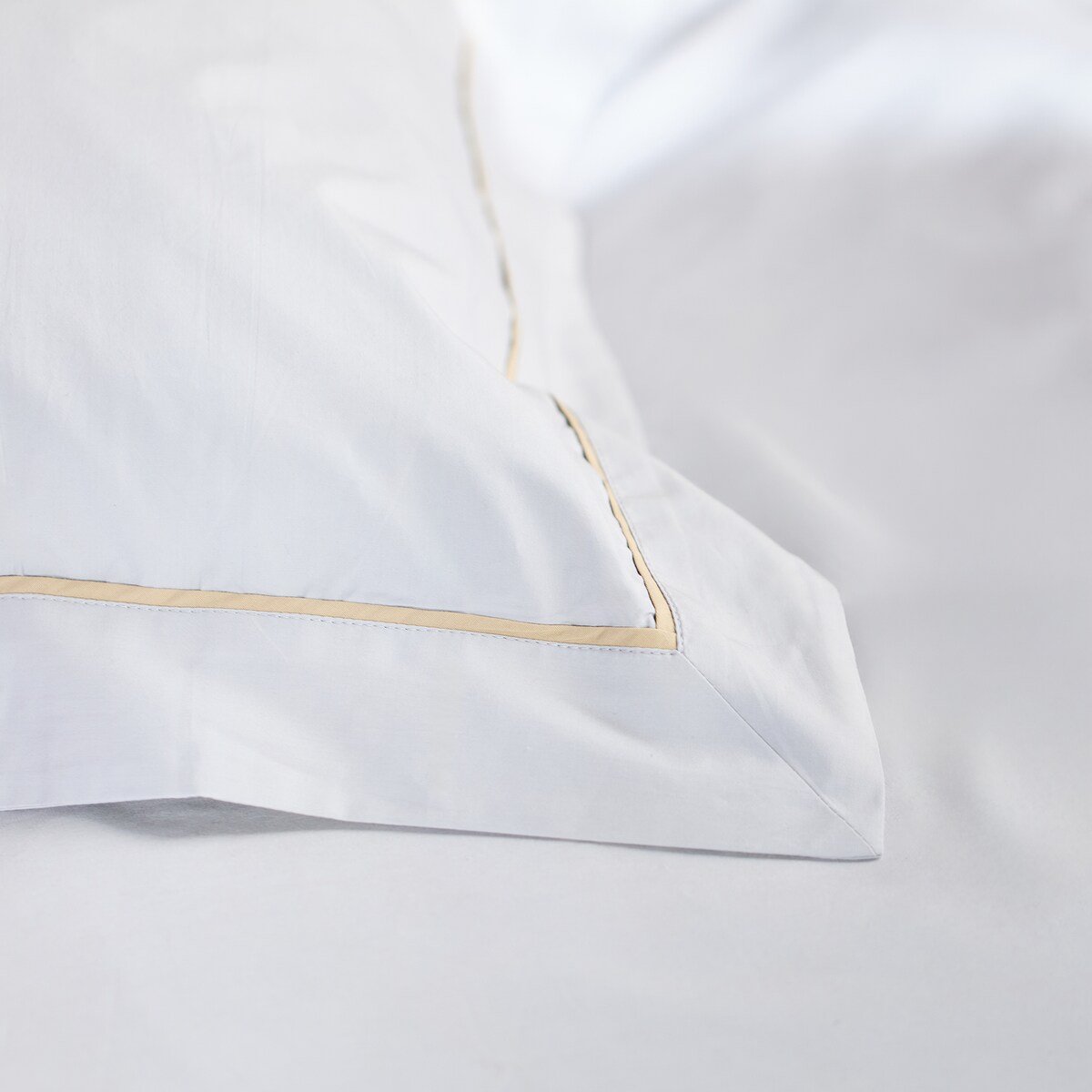 Jednokolorowa pościel z perkalu z lamówką Perlamo 140x200 cm