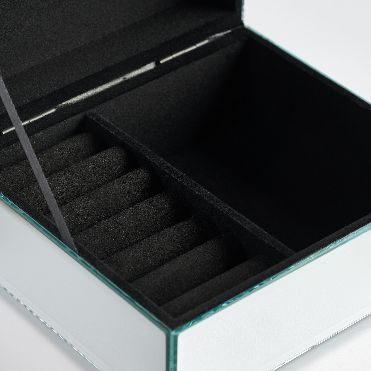 Szklana szkatułka na biżuterię z ozdobnym zapięciem mirro