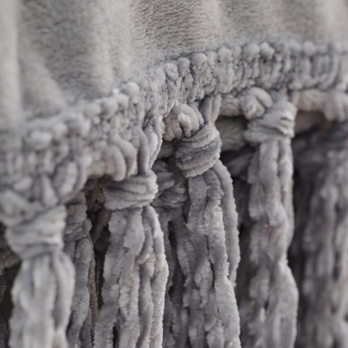 Jednokolorowy koc Tassels 130x170 cm