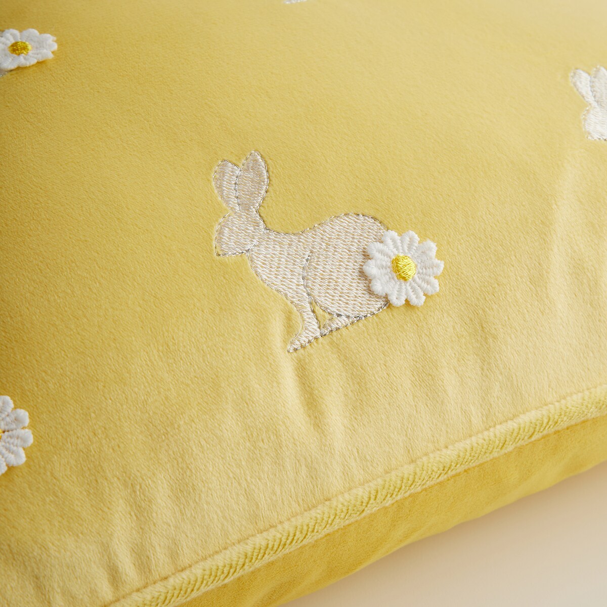 Poszewka Haftowana Hopspring 45x45 cm z motywem królika