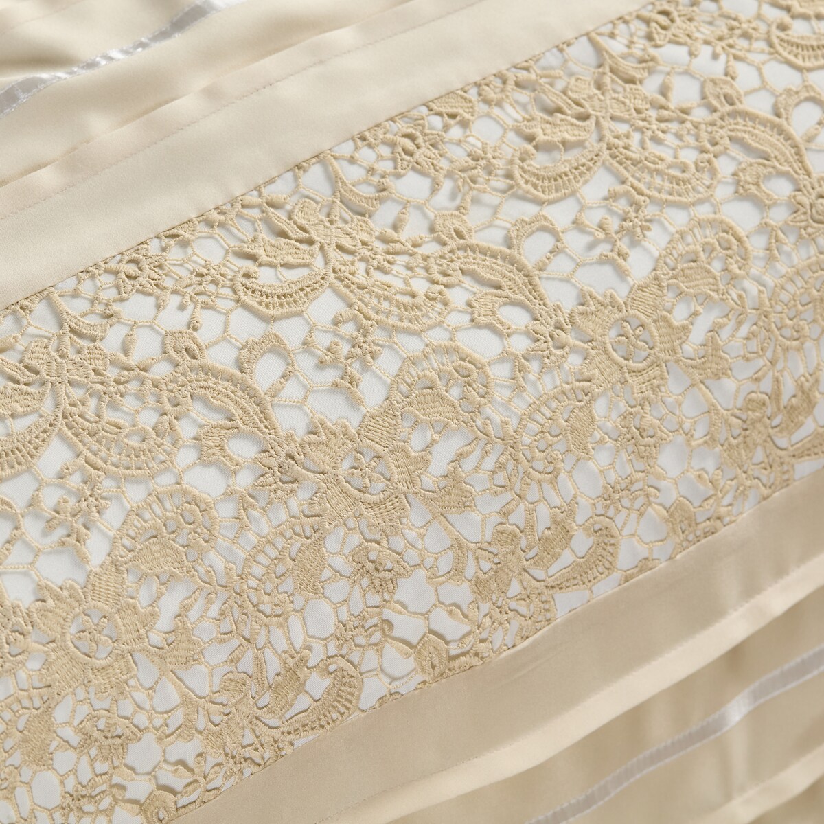 Pościel ze zdobieniem haftowanym Jasme 160x200 cm z motywem roślinnym