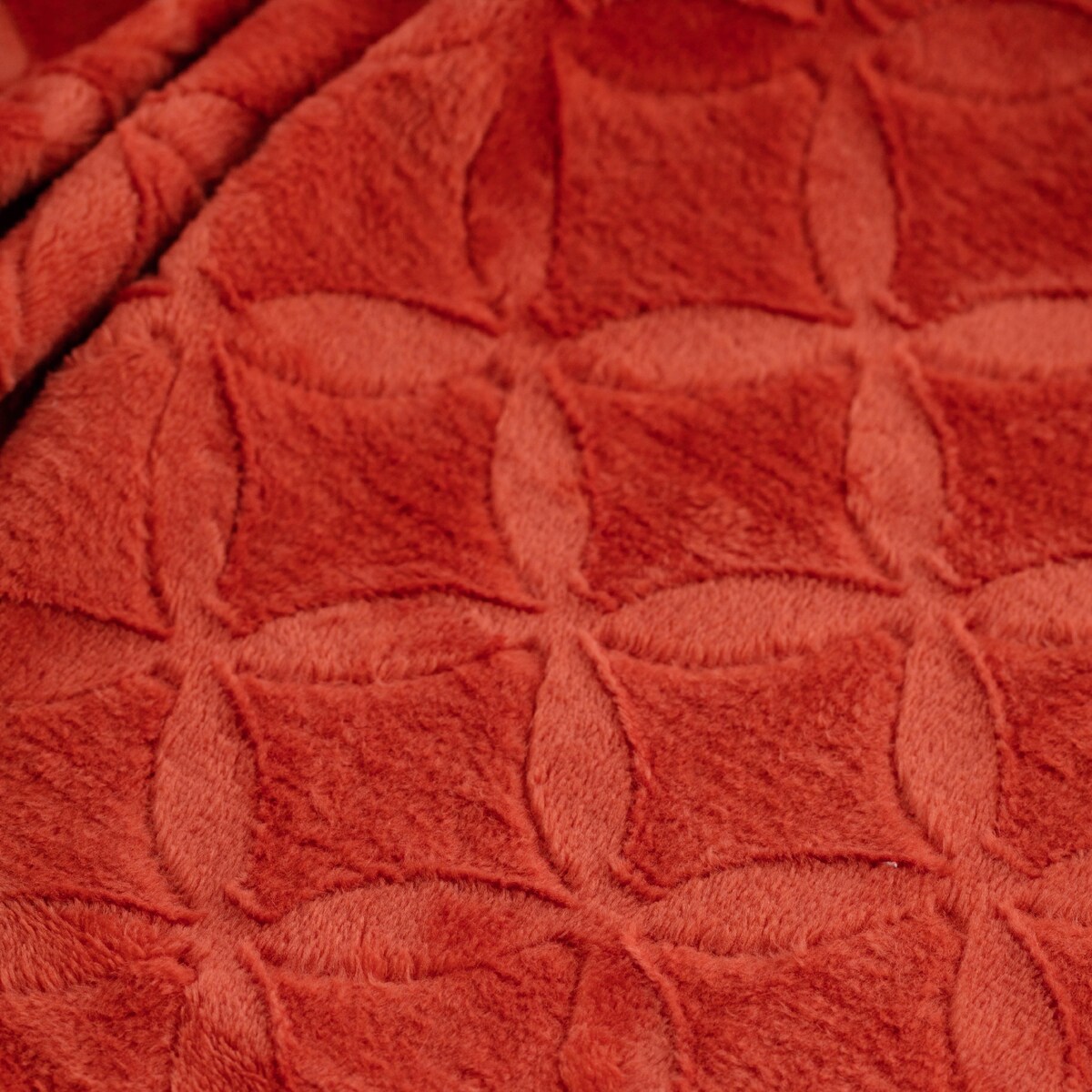 Jednokolorowy koc z wytłoczonym wzorem Tiles 150x200 cm