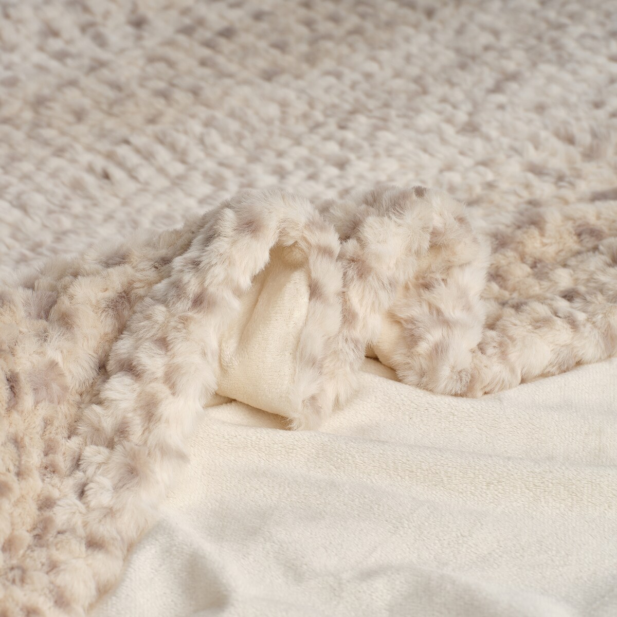 Jednokolorowa futrzana narzuta na łóżko Siman 180x220 cm