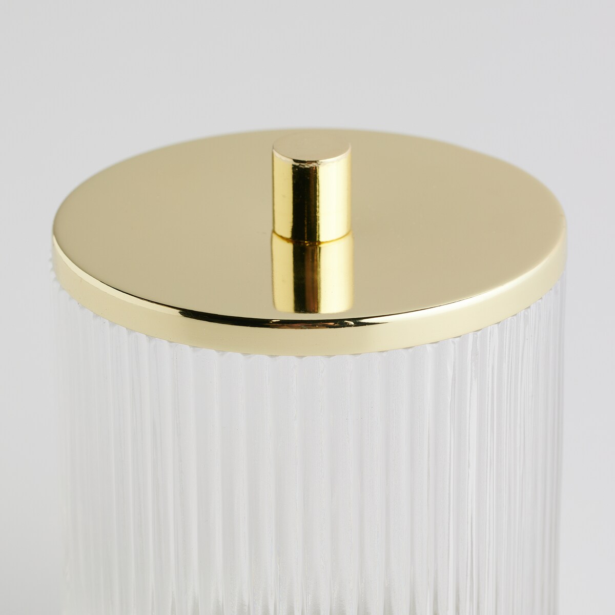 Pojemnik łazienkowy z ryflowanego szkła zdobiony metalem marcella