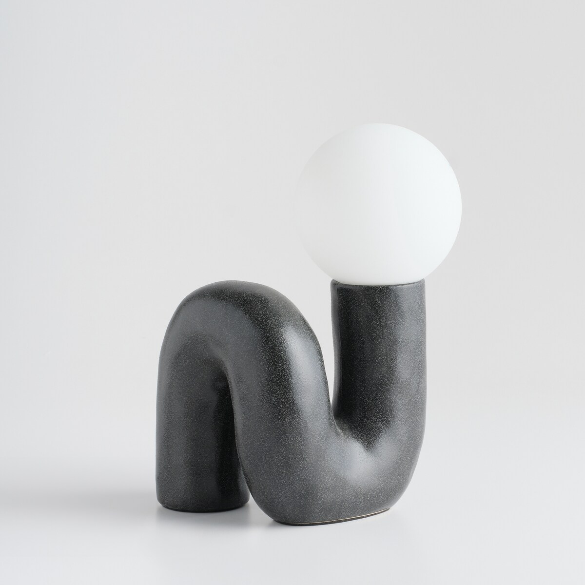 lampa stołowa z kloszem w kształcie kuli grimsey