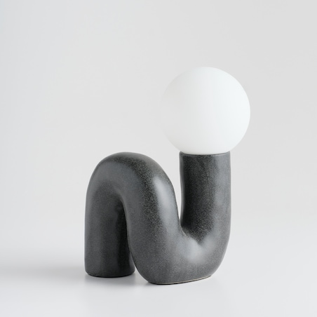 lampa stołowa z kloszem w kształcie kuli grimsey