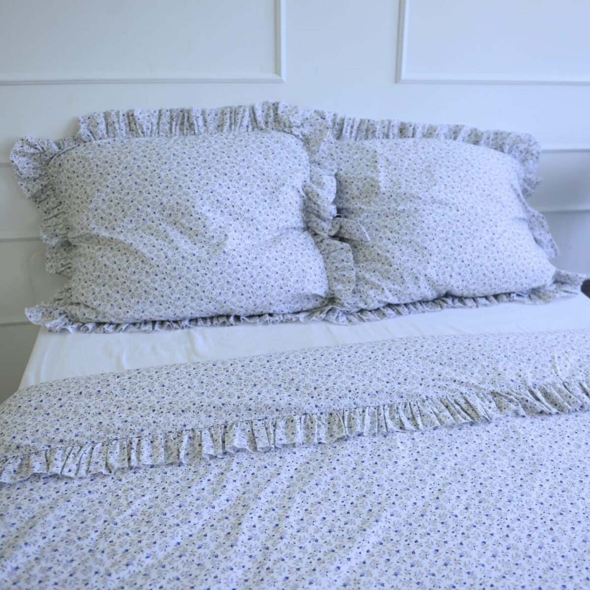 Pościel bawełniana z falbanką niezapominajki 160/200 + 2x70/80