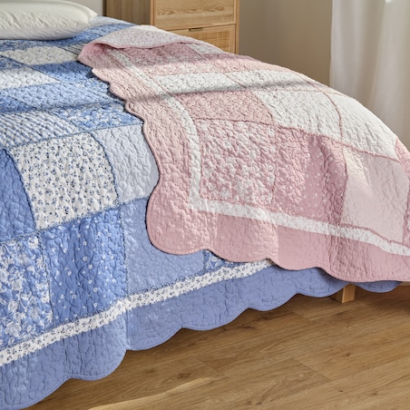 Patchwork narzuta na łóżko Cottage 200x220 cm z motywem kwiatowym