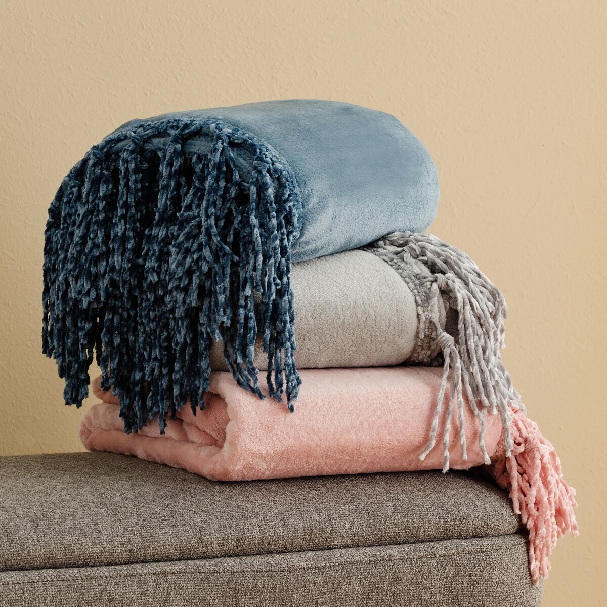 Jednokolorowy koc Tassels 130x170 cm