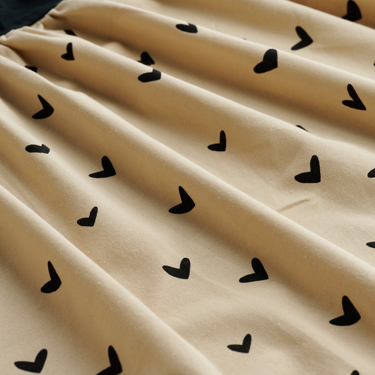 Fartuch Mallory 142x90 cm z motywem serc