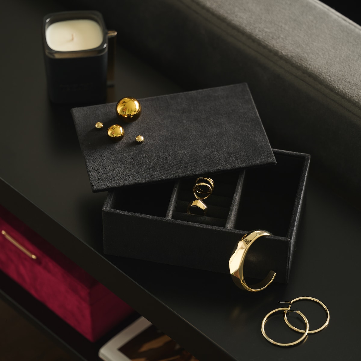 Welurowa szkatułka na biżuterię z ozdobnym zapięciem breta