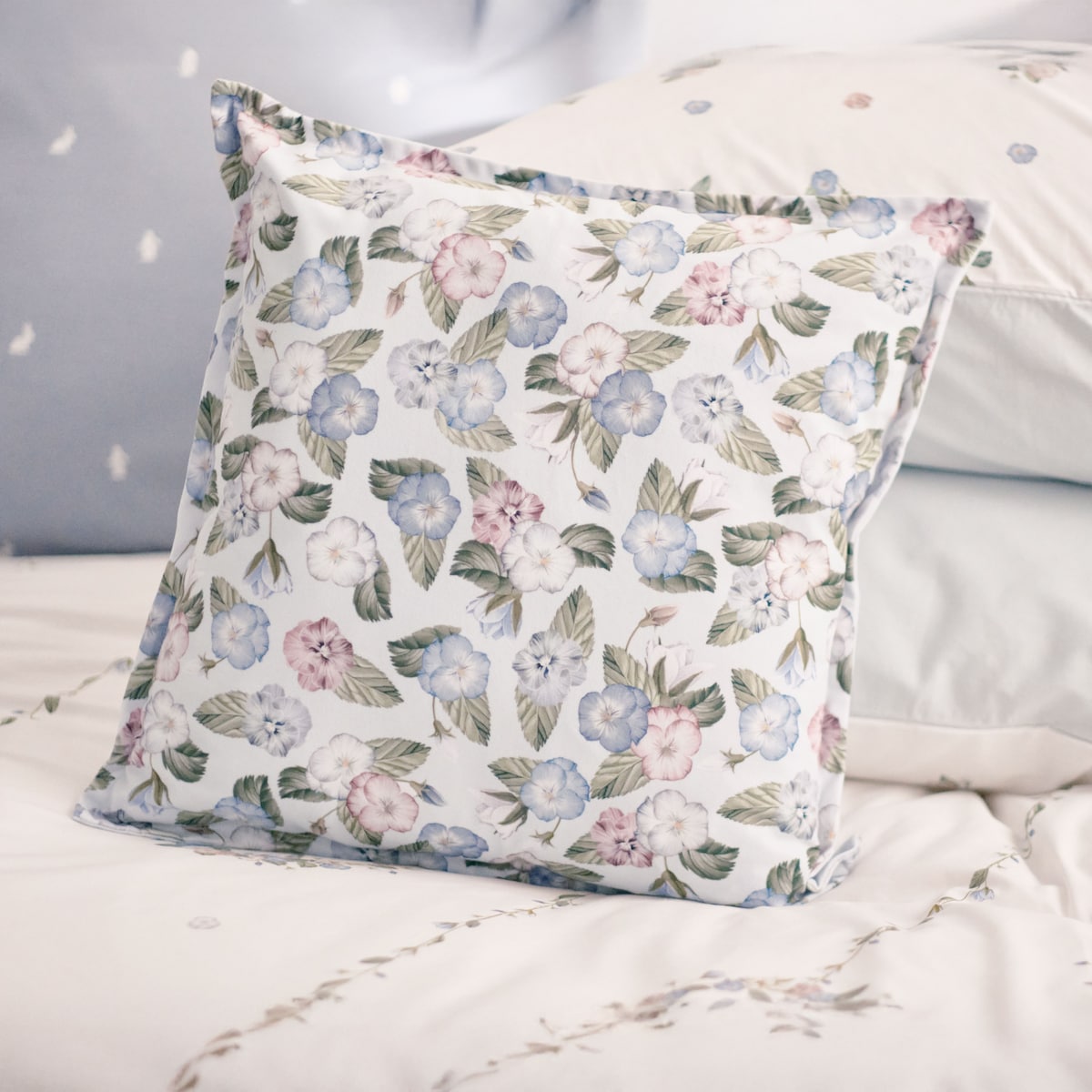 Poszewka z nadrukiem Pansiso 45x45 cm z motywem kwiatowym