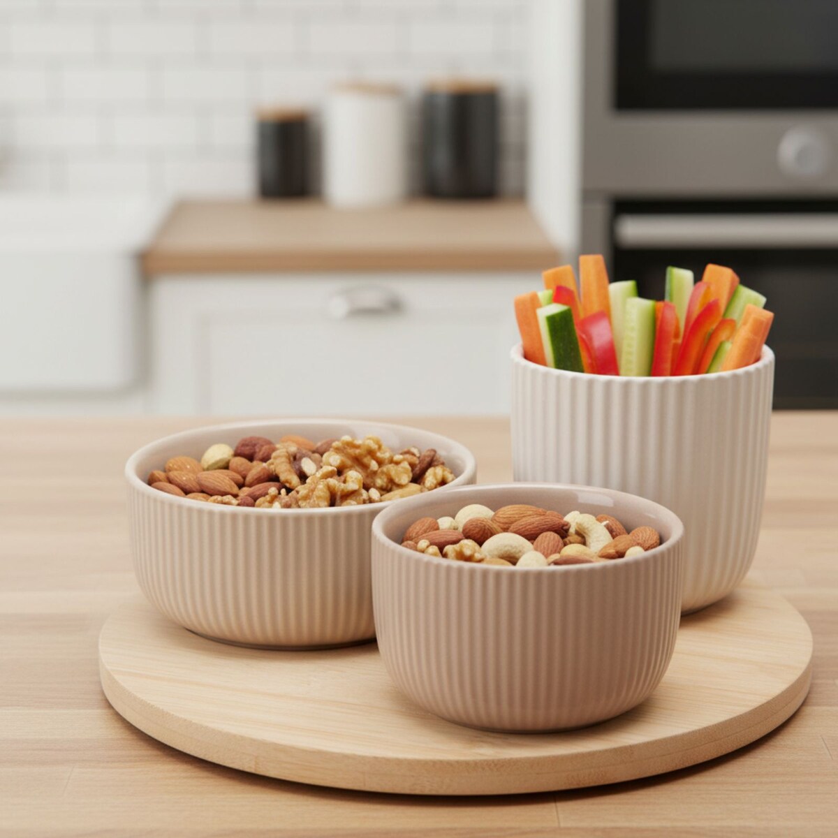 Zestaw ceramicznych miseczek do przekąsek LINY na bambusowej tacy